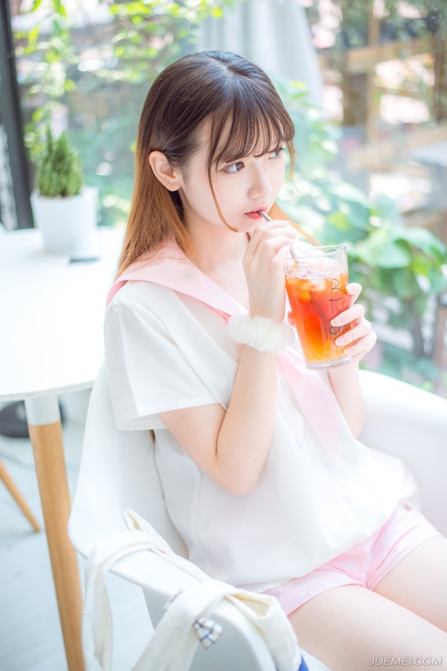 “少主，荆州军已经攻入蜀中，我等恐怕不日便要离开成都，只是成都新定，就请少主坐镇成都吧。”庞统向吕征一拱手道，倒不是敷衍，这种大型战役吕征可没参加过，而且万一有什么闪失，谁都不好交代。